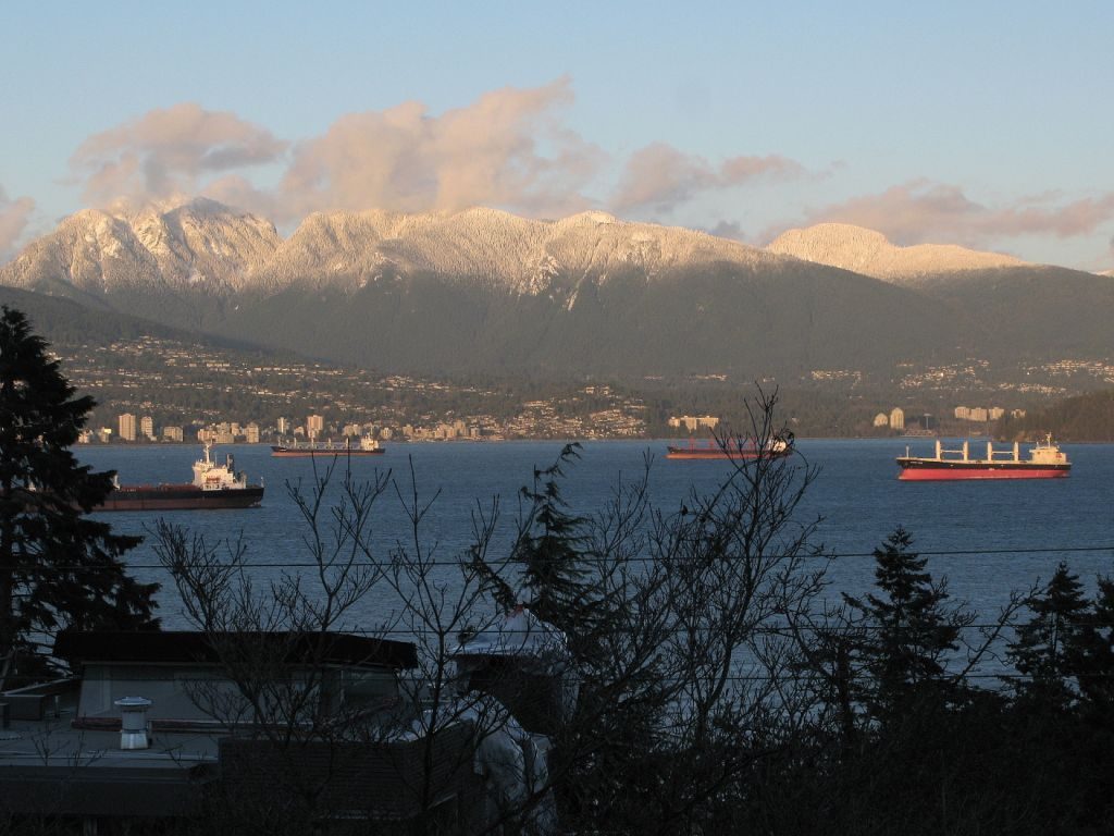 Furnished 6-bedroom house with stunning city view of snow-capped mountains and ships. - 4663 Bellevue Drive, Vancouver West Side