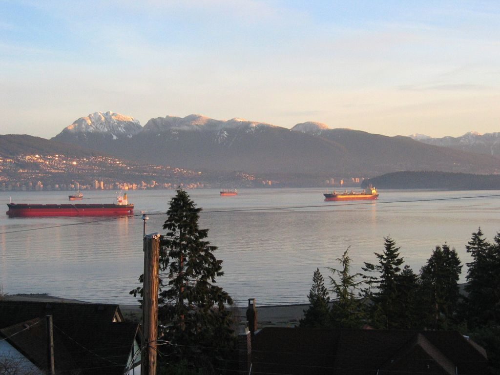 Bright living room with stunning city view and mountain backdrop. - 4663 Bellevue Drive, Vancouver West Side