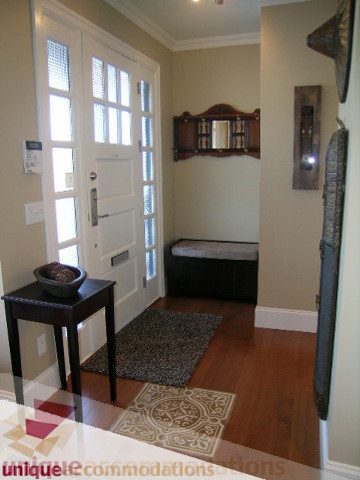 Foyer with hardwood floors, modern decor, and a cozy entryway table. - 3030 West 15th Avenue, Vancouver West Side