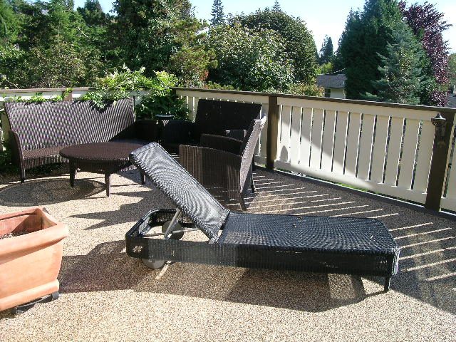 Outdoor patio with wicker furniture and gravel flooring. - 2148 Kings Ave, West Vancouver