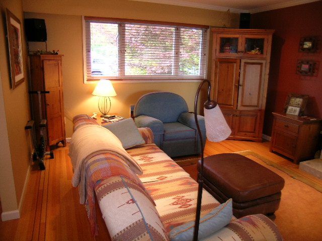 Living room with hardwood floors, cozy seating, and a view of the outdoors. - 875 Whitchurch Street, North Vancouver