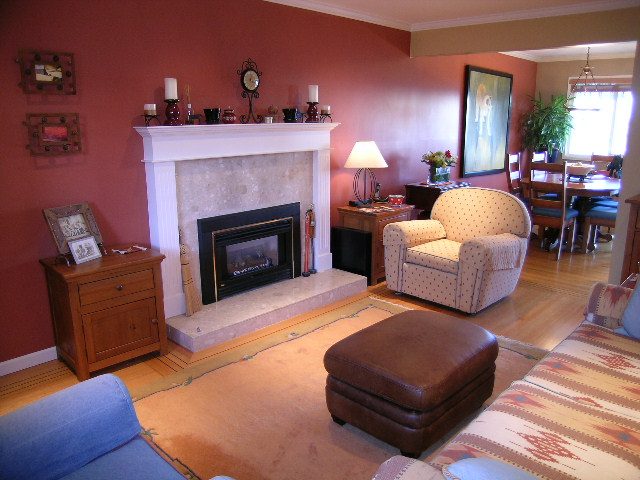 Spacious living room with a fireplace, hardwood floors, and a cozy seating area. - 875 Whitchurch Street, North Vancouver