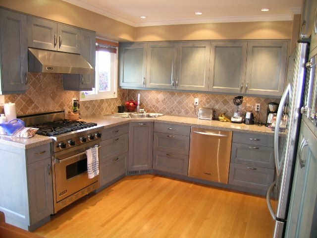 Bright kitchen with gray cabinets, granite countertops, and hardwood floors. - 875 Whitchurch Street, North Vancouver