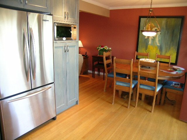 Bright kitchen with stainless steel appliances and hardwood floors. - 875 Whitchurch Street, North Vancouver