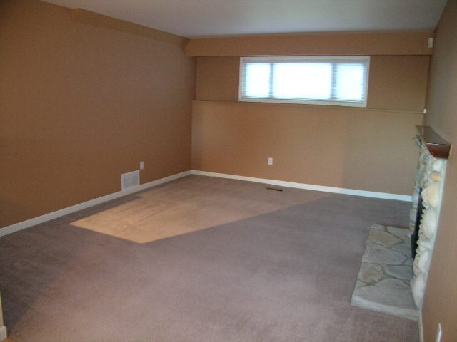 Empty living room with carpet and window. - 875 Whitchurch Street, North Vancouver