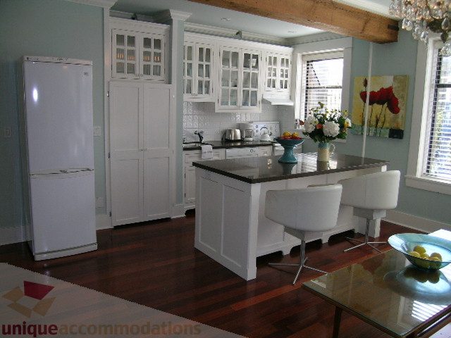 Bright kitchen with white cabinetry, hardwood floors, and a city view. - 45 - 777 Burrard Street, Vancouver Downtown