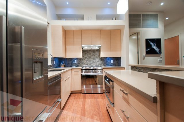 Bright kitchen with modern appliances, hardwood floors, and a city view. - 1381 Bute Street, Vancouver Downtown