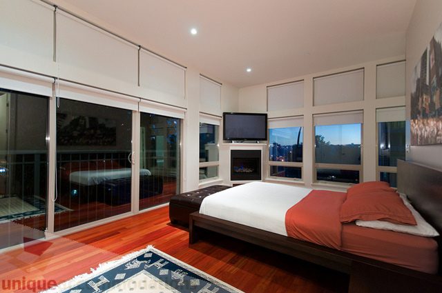Bright bedroom with hardwood floors and city view. - 1381 Bute Street, Vancouver Downtown