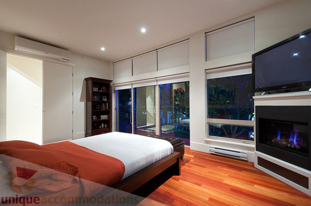 Furnished living room with hardwood floors, city view, and modern decor. - 1381 Bute Street, Vancouver Downtown