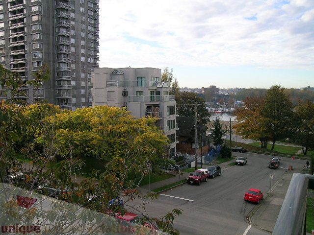 Bright living room with city view and modern furnishings. - 1381 Bute Street, Vancouver Downtown