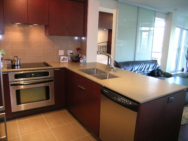 601 - 158 West 13th Street - Condo - Lonsdale - Photo 2 of 15