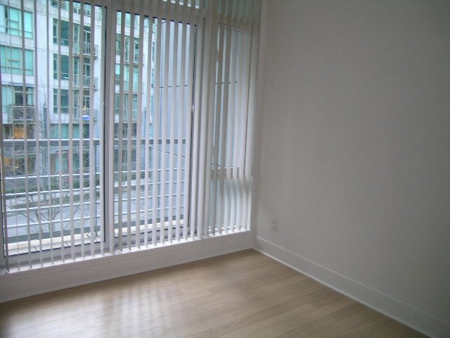 Spacious living room with hardwood floors and a city view. - 1455 West Hastings, Vancouver Downtown