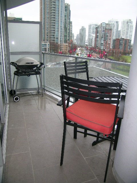 Balcony with outdoor dining set, city view, and barbecue grill. - 508 - 1408 Strathmore Mews, Vancouver Downtown