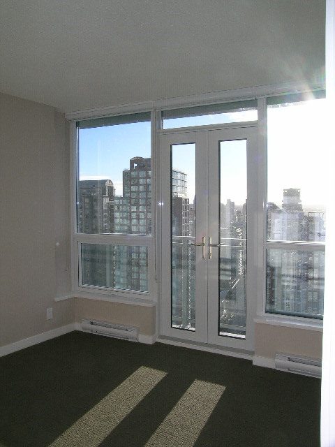 Spacious living room with large windows offering a stunning city view. - 2307 - 833 Seymour Street, Vancouver Downtown