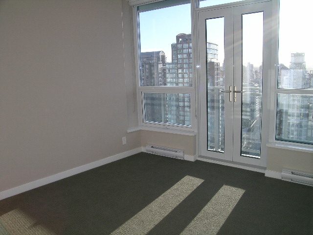 Spacious living room with large windows offering a stunning city view. - 2307 - 833 Seymour Street, Vancouver Downtown
