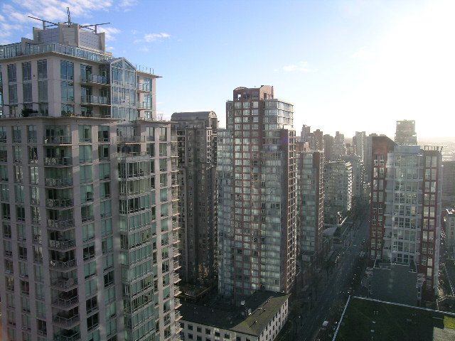 Spacious 1-bedroom condo with stunning city view, featuring modern furnishings and large windows. - 2307 - 833 Seymour Street, Vancouver Downtown