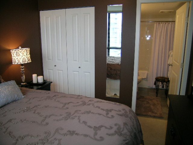 Spacious 2-bedroom condo with elegant bedding, walk-in closet, and partial city view. - 2109 - 1295 Richards Street, Vancouver Downtown