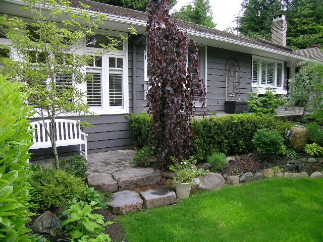 Spacious 4-bedroom house with a charming front porch and lush garden. - 2795 Palmerston Avenue, West Vancouver
