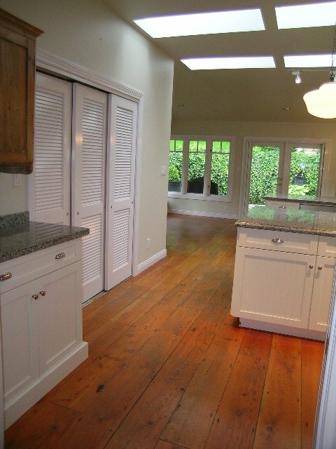 Bright kitchen with white cabinetry, granite countertops, and hardwood floors. - 2795 Palmerston Avenue, West Vancouver