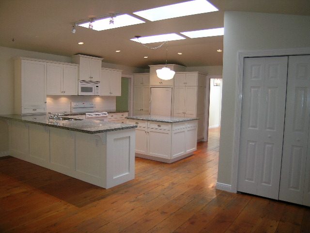 Bright kitchen with white cabinetry, granite countertops, and hardwood floors. - 2795 Palmerston Avenue, West Vancouver
