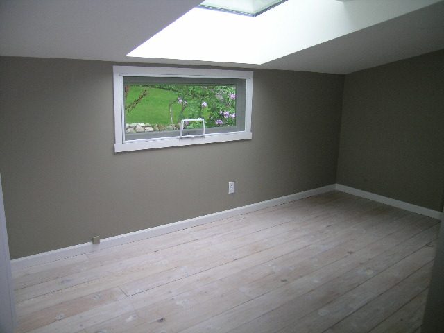 Spacious attic bedroom with wooden floors and a large skylight. - 2795 Palmerston Avenue, West Vancouver