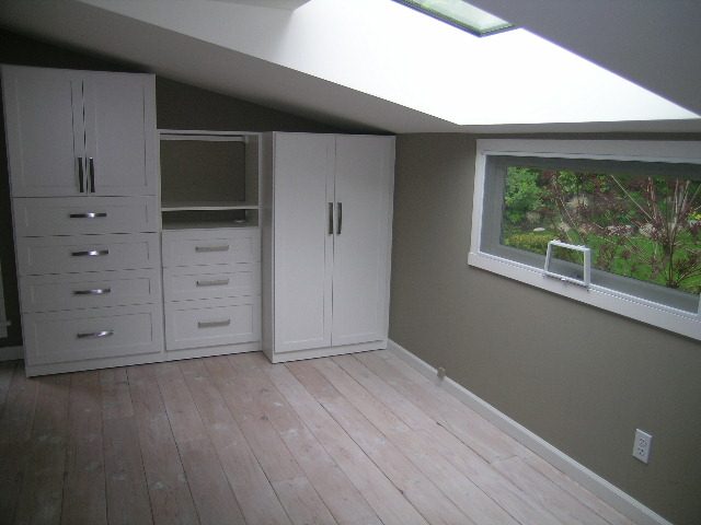 Spacious attic bedroom with skylight, hardwood floors, and built-in storage. - 2795 Palmerston Avenue, West Vancouver