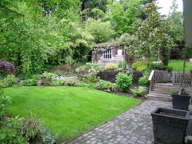 Spacious garden with lush green lawn, stone pathway, and charming wooden shed. - 2795 Palmerston Avenue, West Vancouver