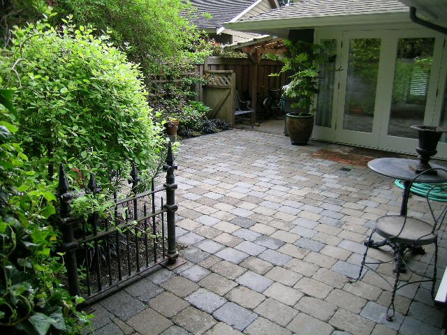 Spacious patio with stone paving, lush greenery, and a cozy seating area. - 2795 Palmerston Avenue, West Vancouver