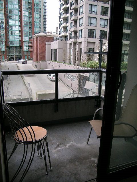 Furnished balcony with city view and modern furniture. - 302-977 Mainland Street, Vancouver Downtown