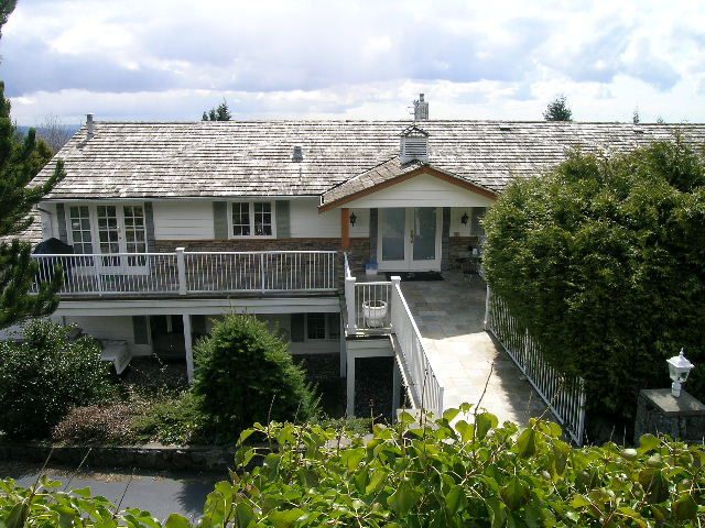 Furnished 6-bedroom + den house with large deck and lush greenery. - 1104 Hillside Road, West Vancouver