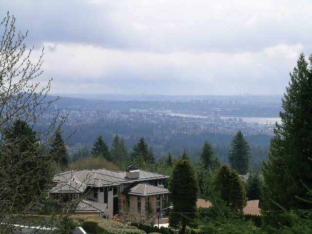 Furnished 6-bedroom + den house with a stunning city view from the hillside. - 1104 Hillside Road, West Vancouver