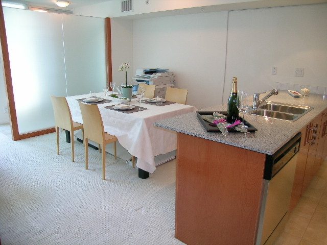 Spacious dining area with granite countertops and hardwood flooring, perfect for entertaining. - TH1 - 188 East Esplanade, North Vancouver