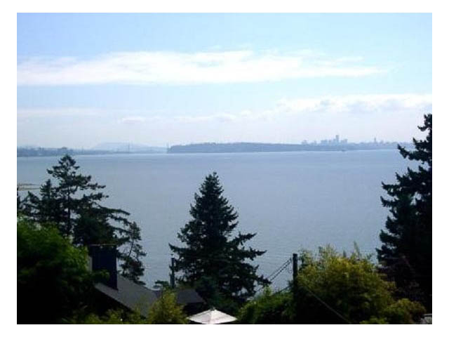 Spacious 3-bedroom house with stunning city view and lush greenery. - 4750 The Highway, West Vancouver