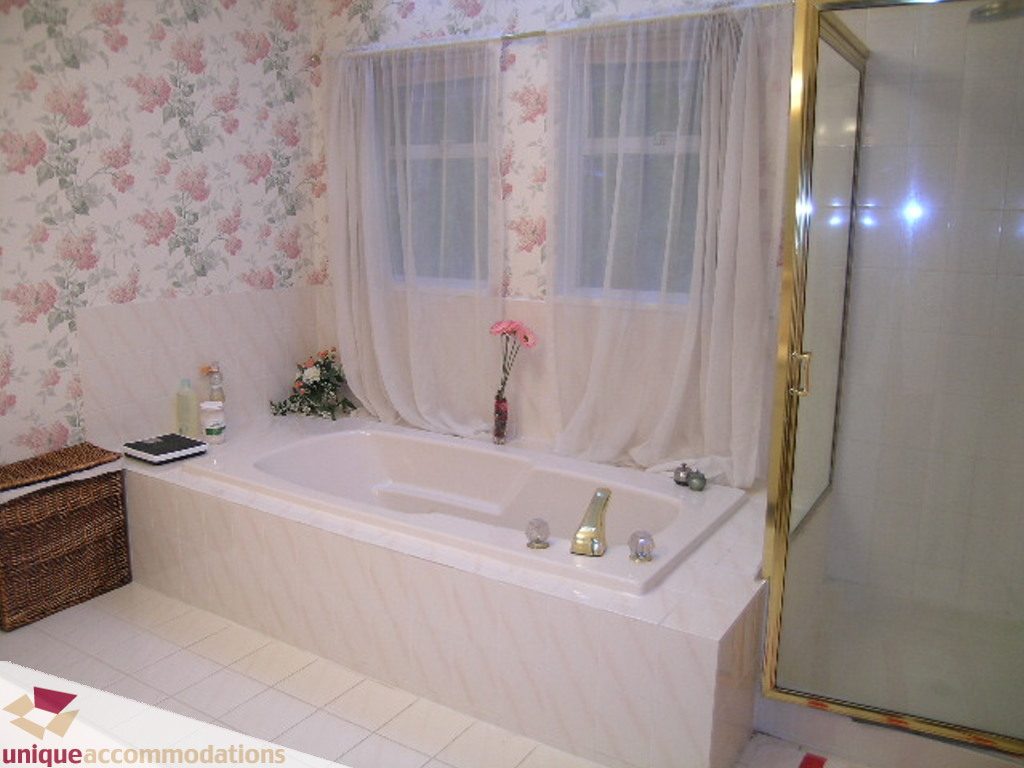 Spacious bathroom with marble countertop and floral wallpaper. - 5735 Nancy Green way, North Vancouver