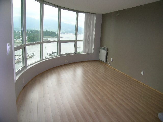 Bright living room with hardwood floors and a stunning city view. - 1401 - 555 Jervis St, Vancouver Downtown