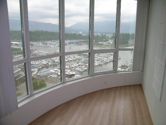 Bright living room with hardwood floors and a stunning city view. - 1401 - 555 Jervis St, Vancouver Downtown