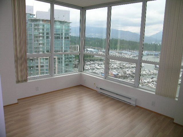 Bright living room with hardwood floors and a stunning city view. - 1401 - 555 Jervis St, Vancouver Downtown