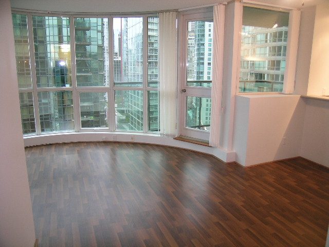 Bright living room with hardwood floors and city view. - 2006 - 588 Broughton St, Vancouver Downtown