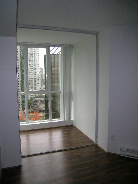 Bright living room with hardwood floors and city view. - 2006 - 588 Broughton St, Vancouver Downtown