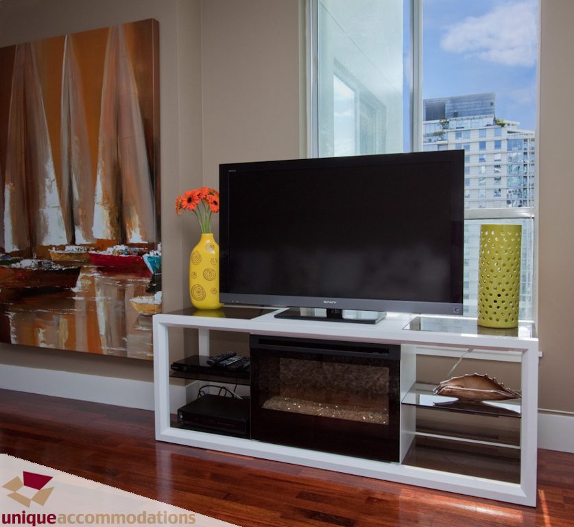Bright living room with hardwood floors, city view, and modern furniture. - 1806 - 1500 Howe St, Vancouver Downtown