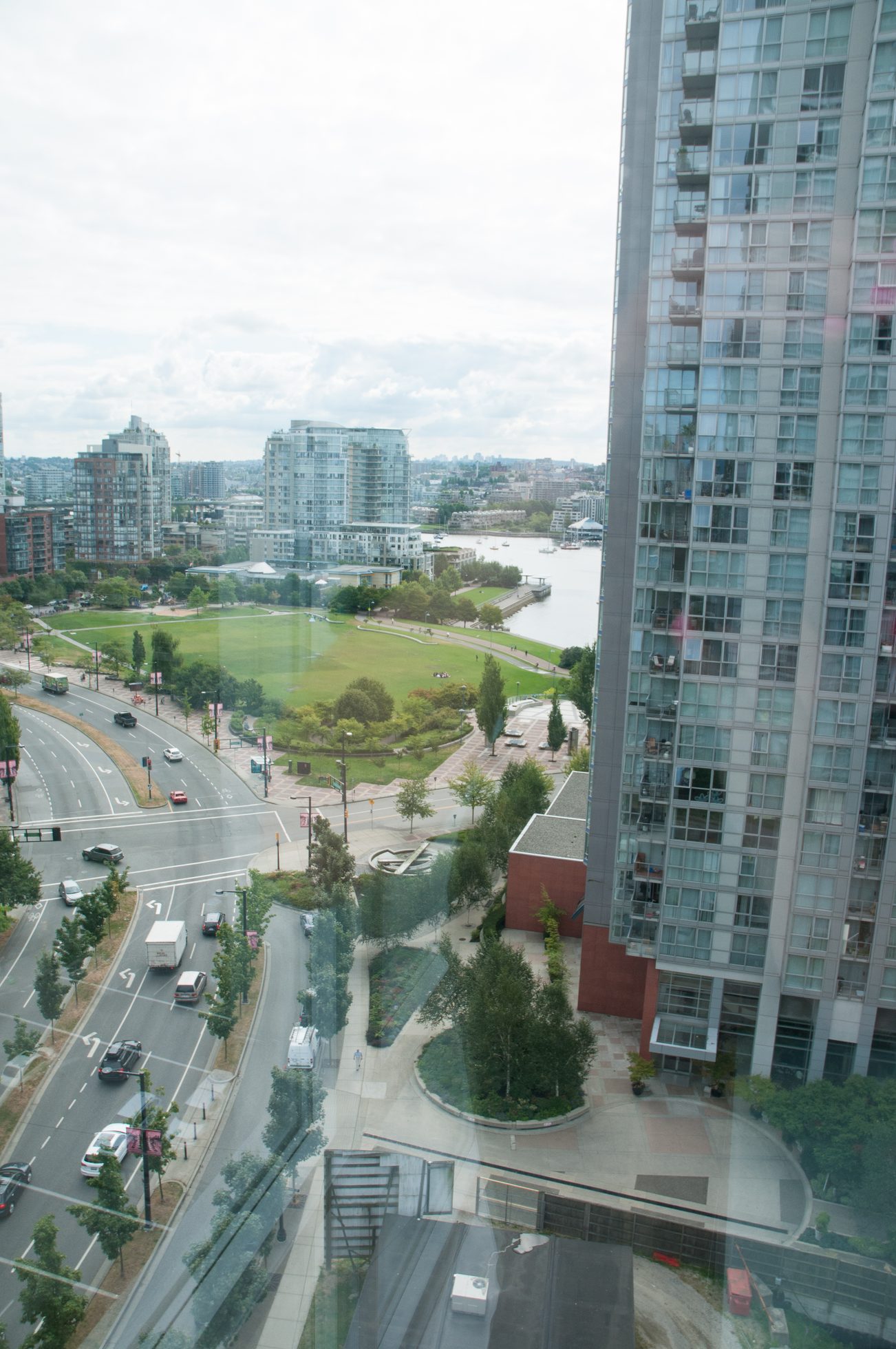 Furnished 1-bedroom + den with stunning city view and modern amenities. - 1708 - 1438 Richards Street, Vancouver Downtown