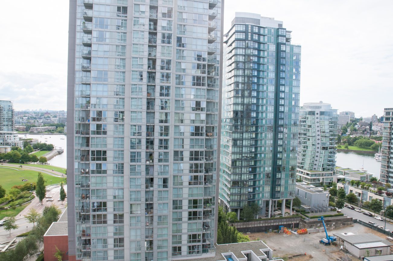 Furnished 1-bedroom + den with city view and modern glass facade. - 1708 - 1438 Richards Street, Vancouver Downtown