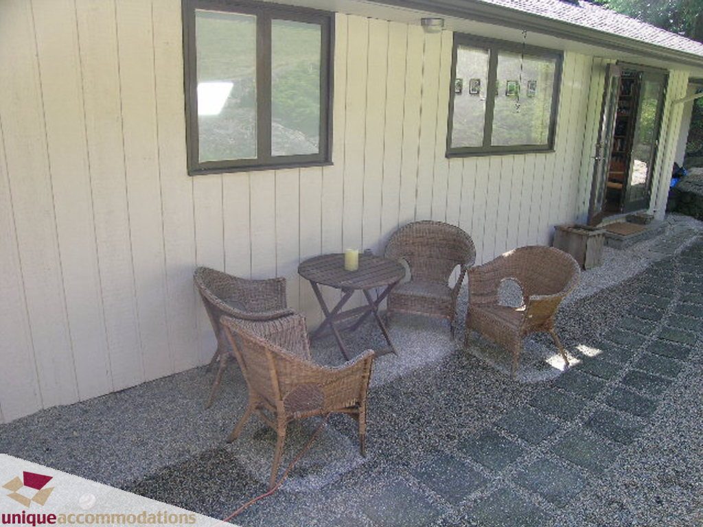Furnished patio with wicker furniture and gravel flooring. - 68 Bonnymuir Drive, West Vancouver