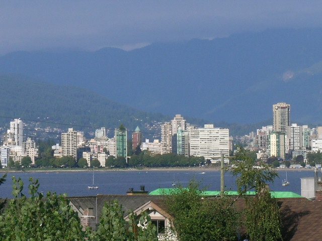 Furnished living room with city view and mountains in the background. - 3077 West 2nd Avenue, Vancouver West Side