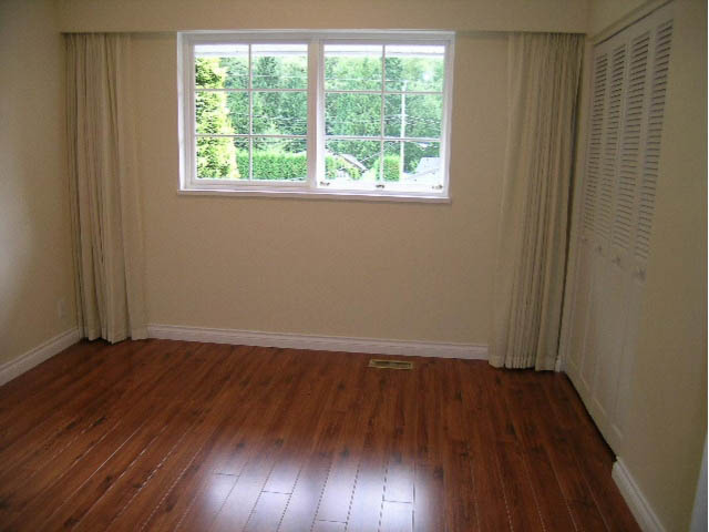 Bright living room with hardwood floors and a city view. - 5725 Cranley Drive, West Vancouver