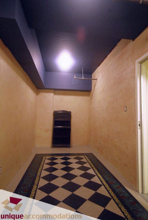 Bright hallway with checkered floor and built-in storage. - T15 - 1501 Howe Street, Vancouver Downtown