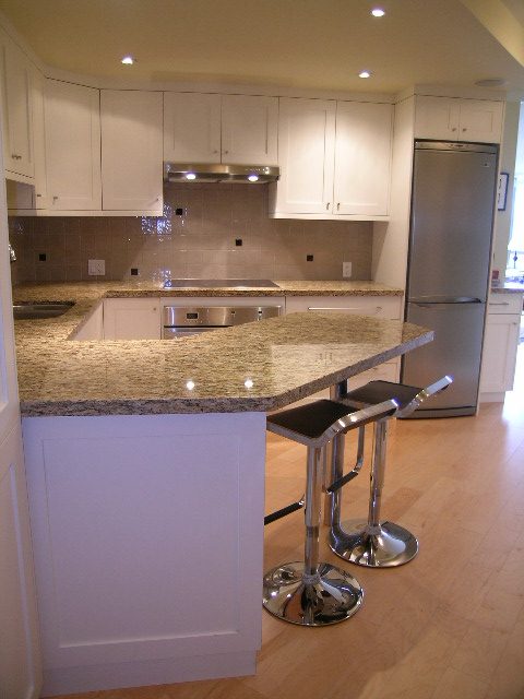 Bright kitchen with granite countertops, hardwood floors, and stainless steel appliances. - 902 - 1625 Hornby Street, Vancouver Downtown
