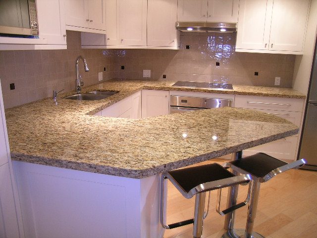 Bright kitchen with granite countertops, stainless steel appliances, and hardwood floors. - 902 - 1625 Hornby Street, Vancouver Downtown