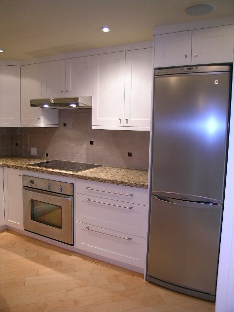 Bright kitchen with granite countertops, stainless steel appliances, and hardwood floors. - 902 - 1625 Hornby Street, Vancouver Downtown