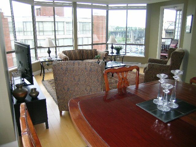 Living room with hardwood floors, city view, and comfortable seating. - 902 - 1625 Hornby Street, Vancouver Downtown